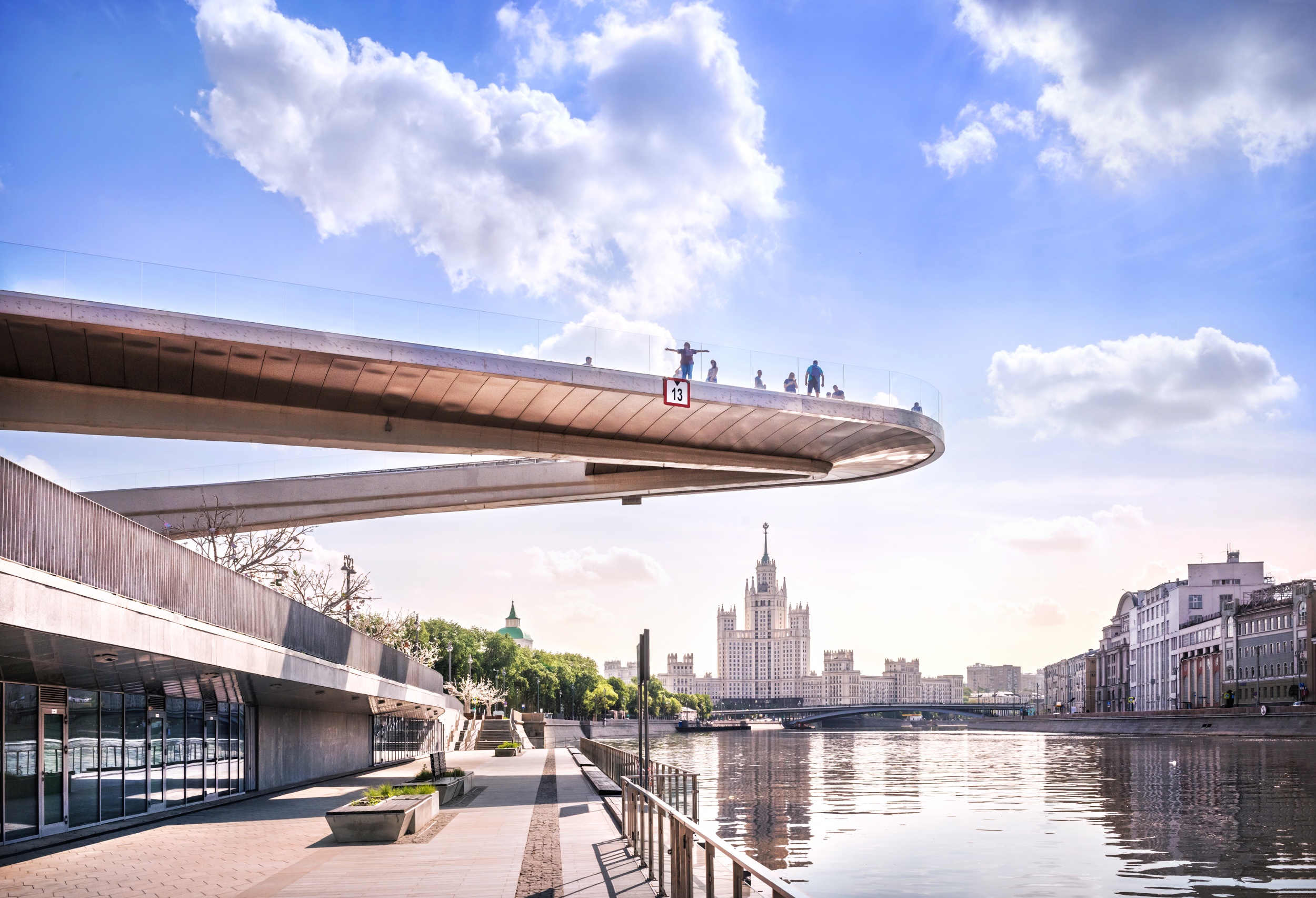 5 highrise-skyscraper-kotelnicheskaya-embankment-soaring-bridge-moskva-river-moscow.jpg