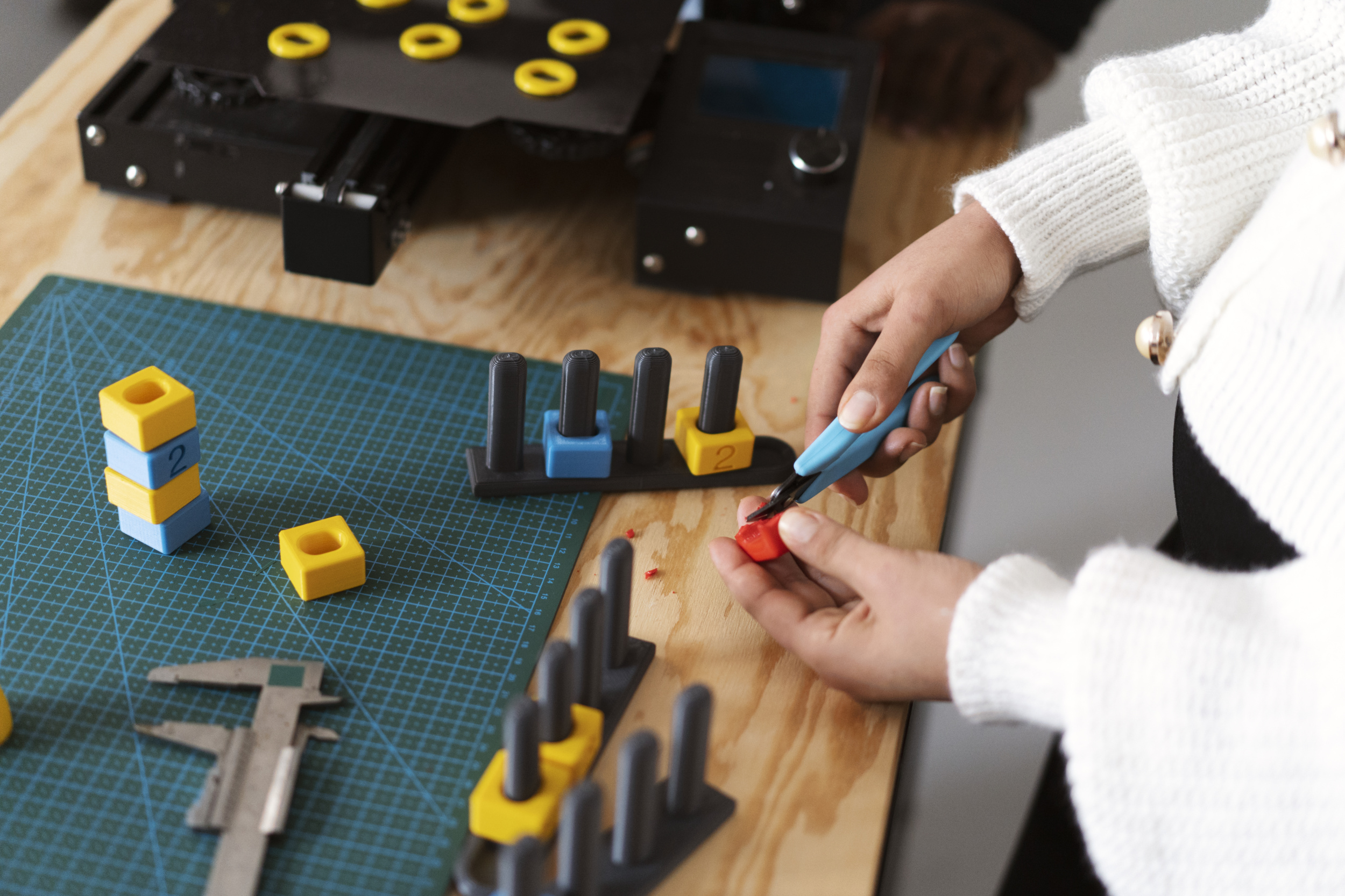 2 designer-working-3d-model.jpg